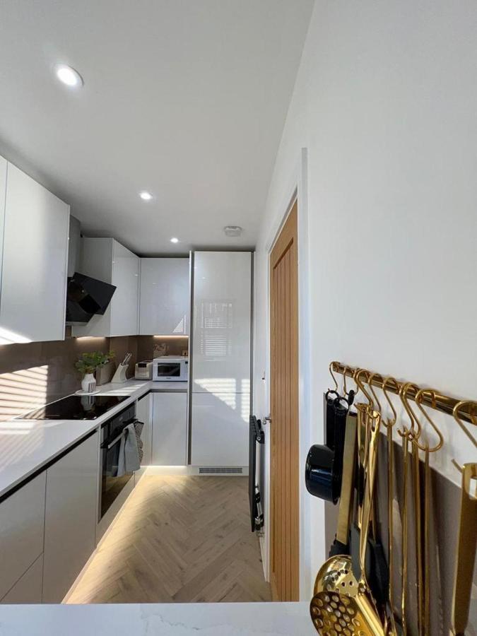 Charming 3-Bed House With 1 Parking Space แคนเทอร์เบอรี ภายนอก รูปภาพ