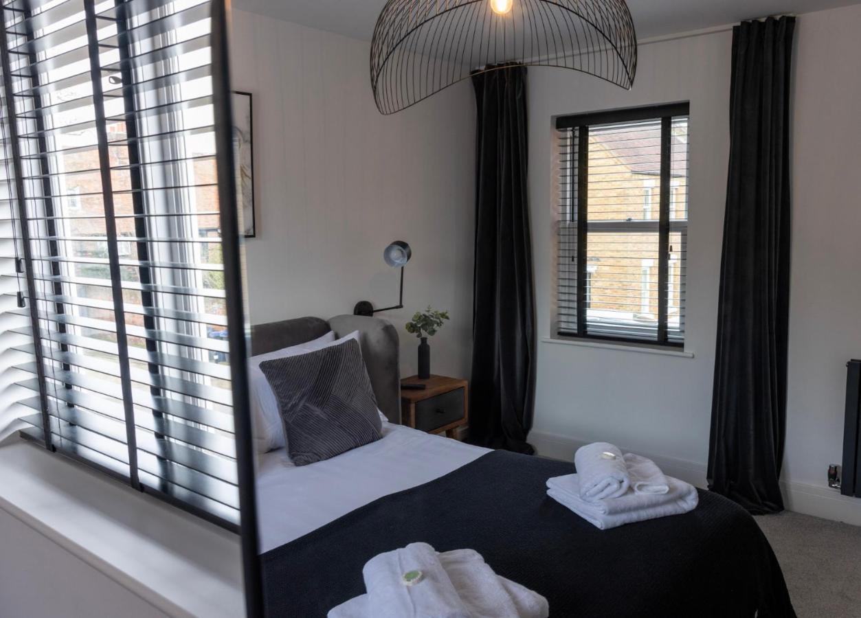 Charming 3-Bed House With 1 Parking Space แคนเทอร์เบอรี ภายนอก รูปภาพ