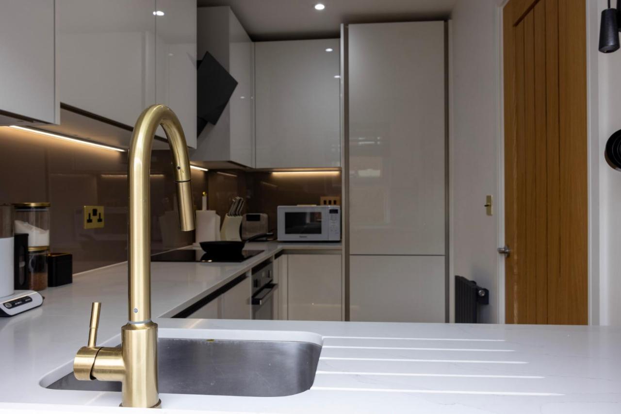Charming 3-Bed House With 1 Parking Space แคนเทอร์เบอรี ภายนอก รูปภาพ