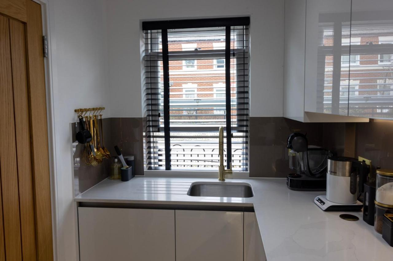 Charming 3-Bed House With 1 Parking Space แคนเทอร์เบอรี ภายนอก รูปภาพ